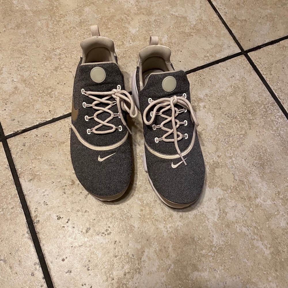 Women’s Nike Tennis Shoes - Picture 3 of 3